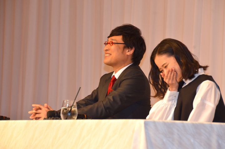 結婚報告会見を開いた"山ちゃん"こと山里亮太さん、蒼井優さん。