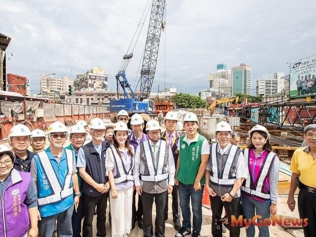 ▲鄭文燦市長視察鐵路地下化先導工程 中壢臨時後站2020年9月完工(圖：桃園市政府)
