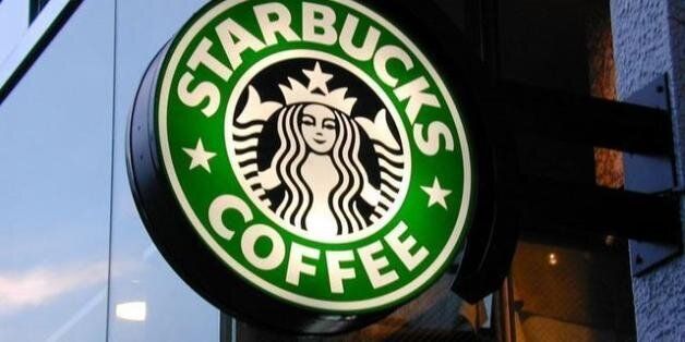 Starbucks Corporation es una compaÃ±Ãa internacional dedicada a la compra, tostado y comercializaciÃ³n de cafÃ©. AdemÃ¡s vende cafÃ© expresso y destilado, bebidas frÃas, tes, accesorios y otros productos alimenticios a travÃ©s de su cadena de tiendas.La empresa abre su primer local en 1971 en Seattle, Estados Unidos. En 1982 se une a la empresa un nuevo director de marketing - Howard Schultz - quien luego de visitar Italia trajo la idea de abrir una tienda de cafÃ© en el centro de Seattle.