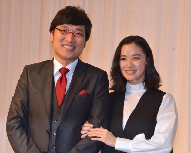 結婚を発表した"山ちゃん"こと山里亮太さんと蒼井優さん（6月5日の結婚報告会見）
