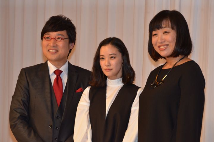 結婚報告会見を開いた山里亮太さん、蒼井優さん、"しずちゃん"こと山崎静代さん（左から）。
