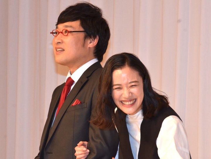 結婚報告会見を開いた蒼井優さん（右）と山里亮太さん