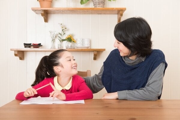 勉強する親子のイメージ写真