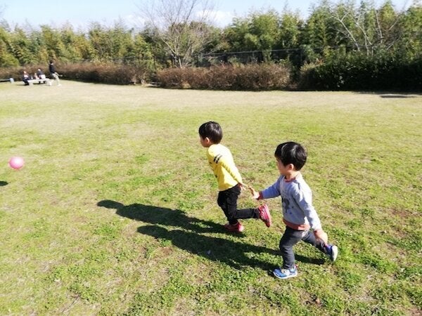 外で遊ぶ子どもたちのイメージ写真