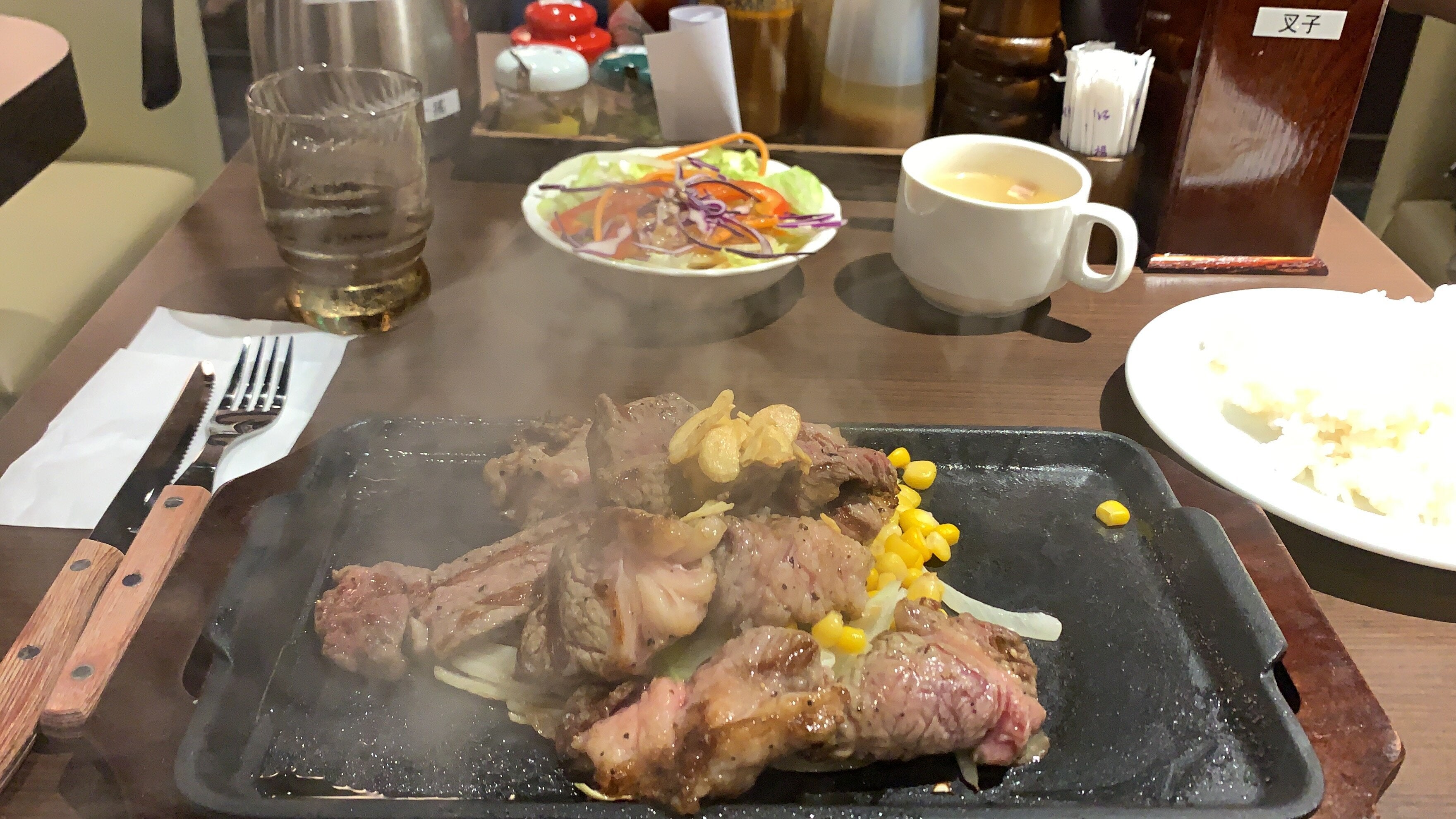 日本知名連鎖牛排「IKINARI STEAK いきなり!ステーキ」正式進軍台北,圖為「亂切牛排」。