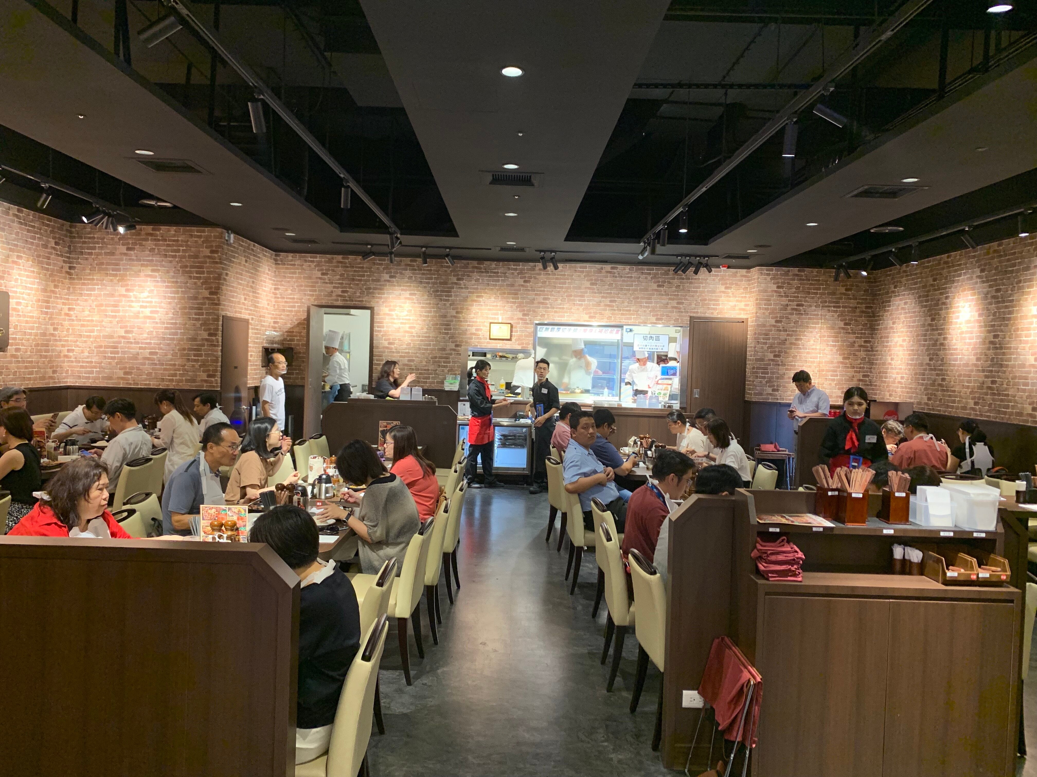 店內裝潢色系與日本相同。