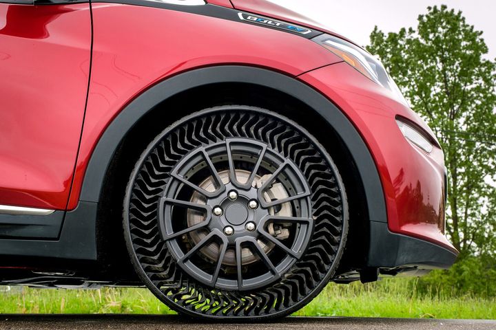 The Michelin Uptis Prototype is tested on a Chevrolet Bolt.