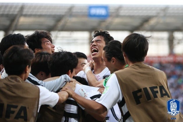 정정용 감독이 이끄는 U-20 축구대표팀이 5일 오전(한국시간) 폴란드 루블린 스타디움에서 열린 일본과의 '2019 FIFA U-20 월드컵' 16강에서 후반 39분 오세훈의 극적인 결승골로 1-0으로 승리, 8강 진출에 성공하자 선수들이 얼싸안으며 기뻐하고 있다.