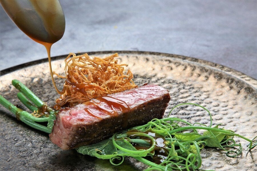 ▲從台灣牛肉麵發想的「肋眼和牛」,有北海道與鹿兒島的A4黑毛和牛可選擇。特別的是醬汁使用新鮮生蠔與自製蠔乾加牛高湯熬煮成,取鮮蠔的鮮、蠔乾的鹹香,讓和牛油脂香顯得更鮮明。而以炸過的金針菇取代傳統麵條,吃起來多了香酥口感。