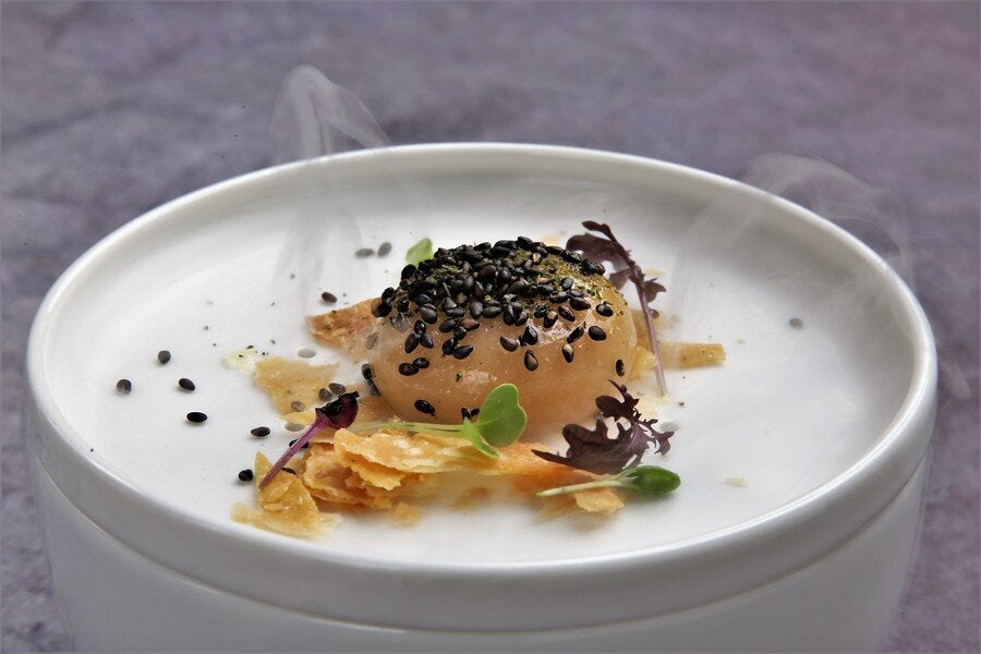 ▲靈感來自「胡椒餅」的「燒餅、芝麻」,將豬高湯、蔥、胡椒等胡椒餅內餡元素,變身為湯凍球,撒上黑芝麻,一旁襯上燒餅碎片,底下是麻油薰香,「胡椒餅」變身為真實液體版。一入口,豬高湯、蔥香在嘴裡綻放奔流,配上酥脆的燒餅,活脫脫就像是在吃胡椒餅般的奇妙感受。