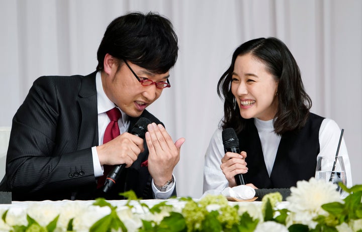 結婚報告会見を開いた蒼井優さん(右)と山里亮太さん