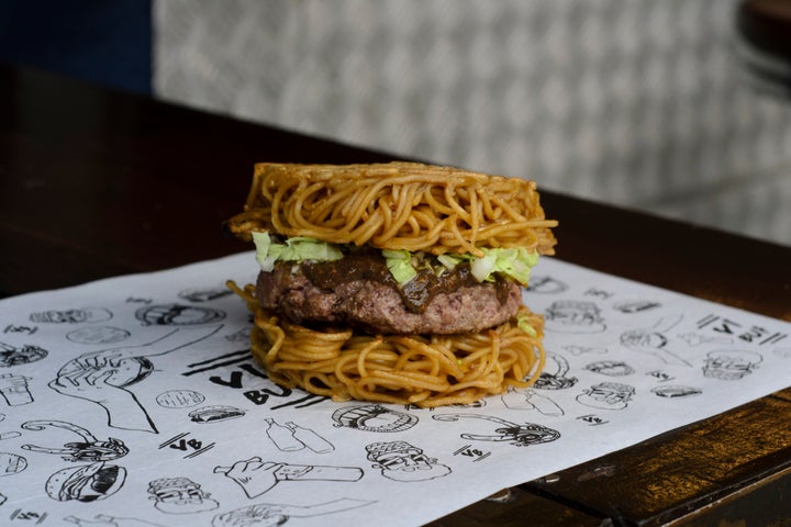 O Ramém Burguer (hambúrguer que substitui o pão por lamen frito) do Vinil Burger.