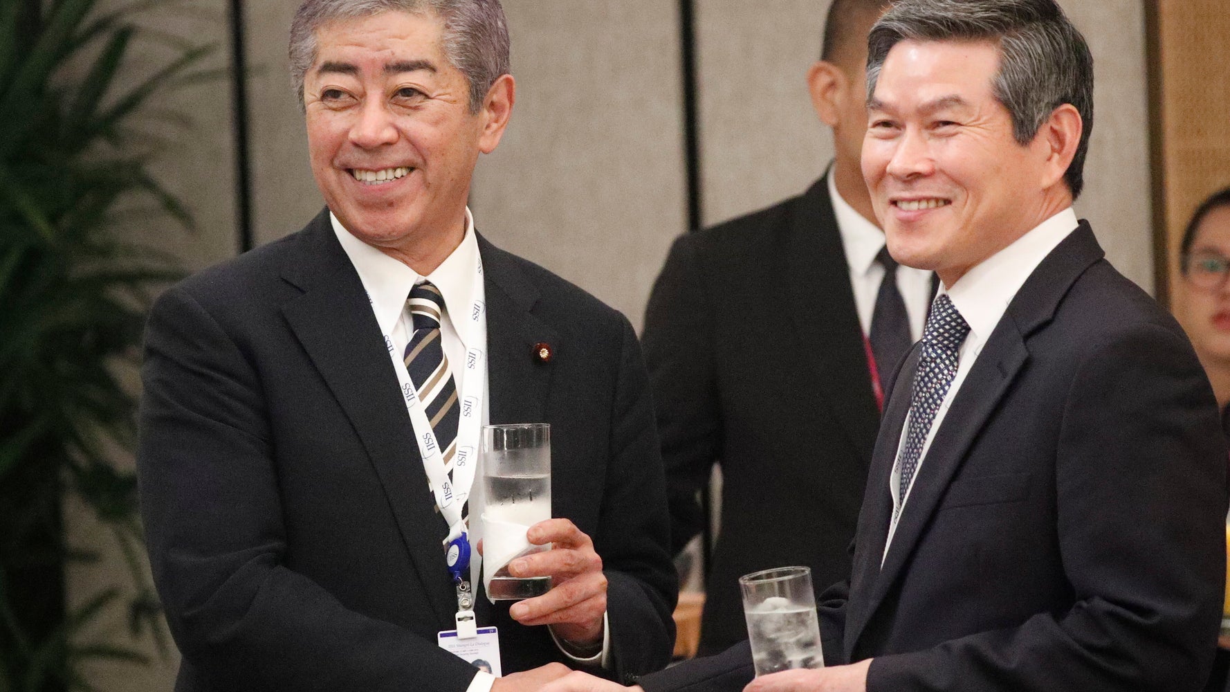 岩屋防衛相 韓国国防相と笑顔で握手して批判 やり取りと挨拶は全く別物 と反論 ハフポスト