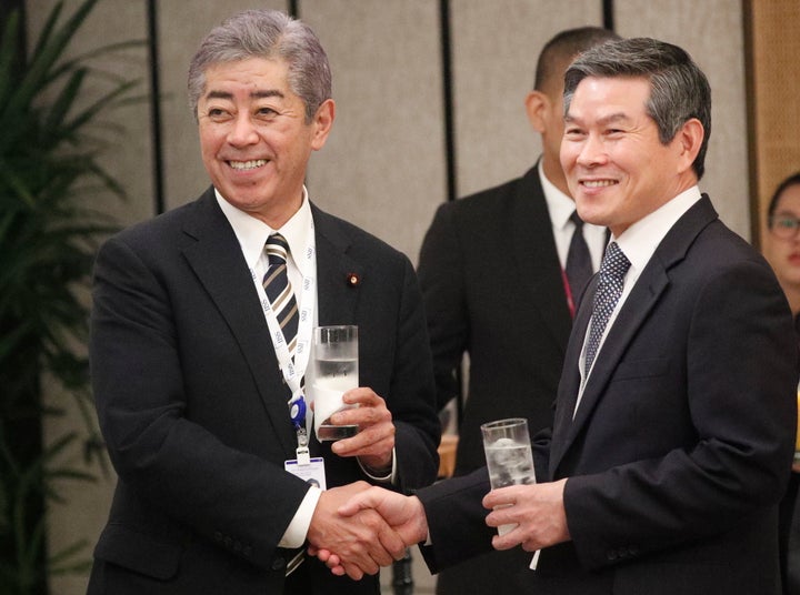 第18回IISSアジア安全保障会議で韓国の鄭景斗(チョンギョンドゥ)国防相と握手を交わす岩屋防衛相(左)=6月1日、シンガポール