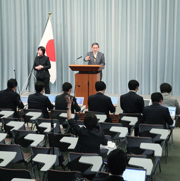 記者会見で挙手する東京新聞の望月衣塑子記者（中央下）を指す菅義偉官房長官＝2019年3月、首相官邸