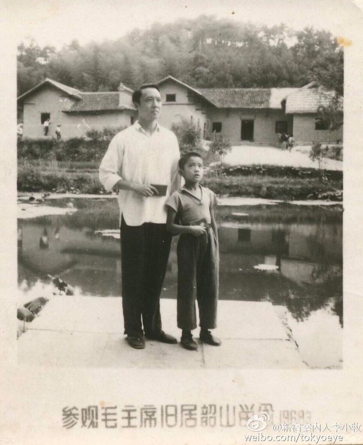 お父さん(左)と並ぶ少年時代の李小牧さん(右)