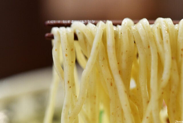 以全麥麵粉製成的細麵