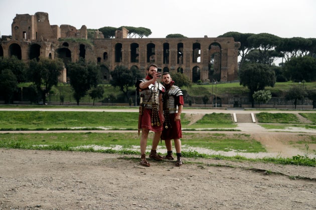 Îν ÏάÏε ÏÏη ΡÏμη, ÏÏοÏοÏή: ÎÏαγοÏÎÏ
εÏαι να νÏÏ
θείÏε μονομάÏοι και Ïο ÏÏαγοÏδι ÏÏο