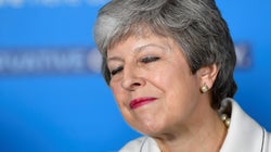Theresa May firma su carta de dimisión, pero se va sin abrir la