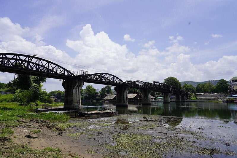 這已經是自己第五次來到桂河大橋(The Bridge on the River Kwai) 了, 嗯~~很妙的是,只要是路過來玩的,天氣就一定好好, 上次特別安排住宿在橋畔, 天氣就不好,下雨、沒有夕陽.... 嗯~~相當的莫非定律, 我想,就是這樣的緣分嚕。