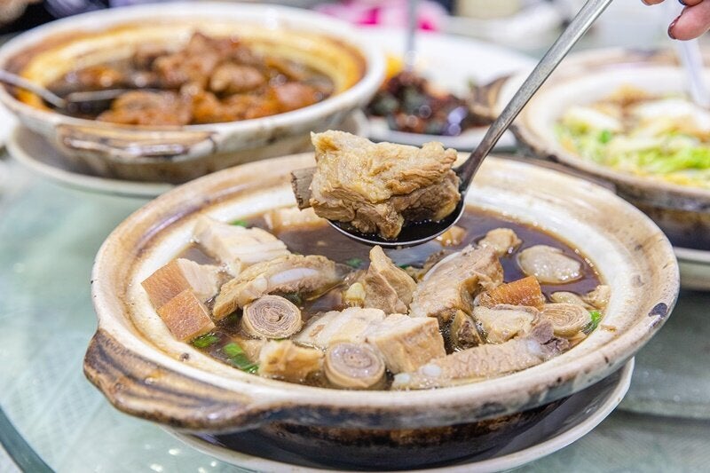 馬來西亞美食首先會想到的是什麼?也許肉骨茶不能算第一,但前三總是沒什麼爭議的;但肉骨茶百百家到底那一家才是正宗,才是最好吃的,永遠爭論個沒完沒了。沒去馬來西亞前聽到最多的可能是「新峰肉骨茶」,但今天我要介紹的是「新烽肉骨茶」。是的是火字旁的烽而不是山字旁的峰,至於兩家是什麼關系,好像也不關消費者的事,只要自己覺得好吃就行。