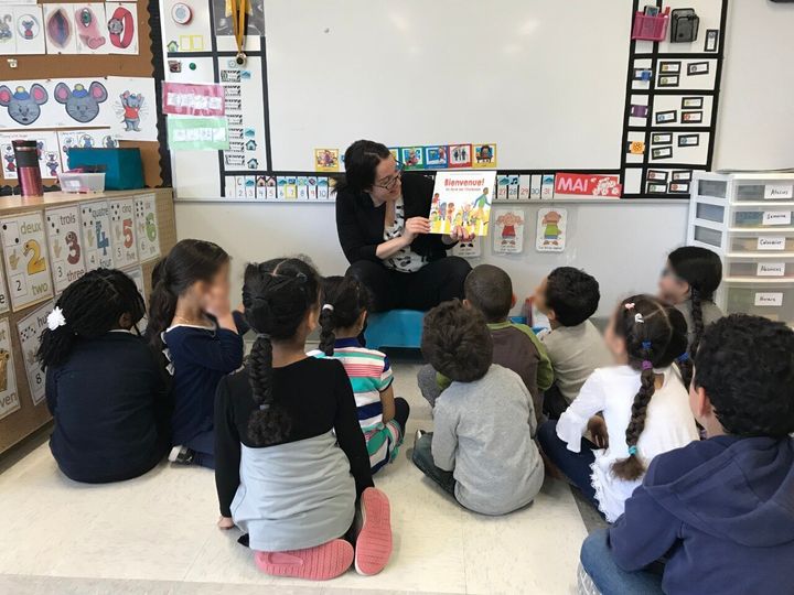 Mme Shanna lit une histoire à ses élèves, dans sa classe de maternelle 4 ans de l'école Saint-Noël Chabanel, dans le quartier Saint-Michel, à Montréal.