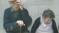 Dos ancianos son abandonados en un bar por su hijo tras ser