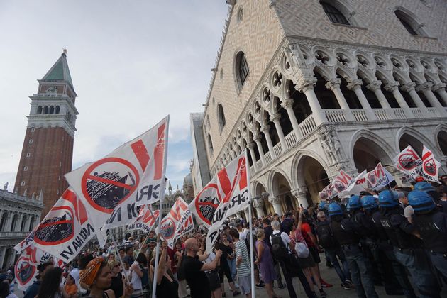 Piazza San Marco raggiunta dalle bandiere 
