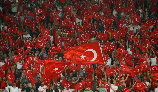 Des supporters turcs dans les gradins du stade municipal de Konya, en Turquie, ce 8