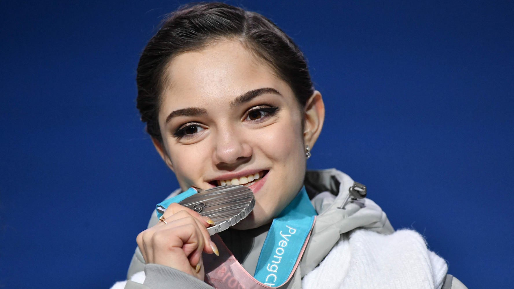 日本から出て行け フィギュア女子 メドベージェワ選手宛てとみられる中傷の手紙をジョニー ウィアーさんが公表 ハフポスト News 日本から出て行け フィギュア女子 メドベージェワ選手宛てとみられる中傷の手紙をジョニー ウィアーさんが公表 ハフポスト News