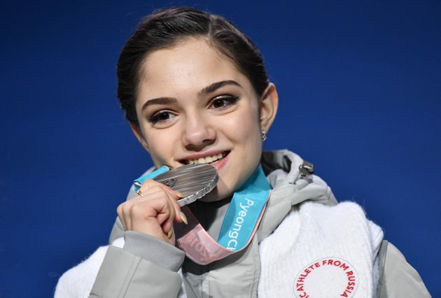 日本から出て行け フィギュア女子 メドベージェワ選手宛てとみられる中傷の手紙をジョニー ウィアーさんが公表 ハフポスト 日本から出て行け フィギュア女子 メドベージェワ選手宛てとみられる中傷の手紙をジョニー ウィアーさんが公表 ハフポスト