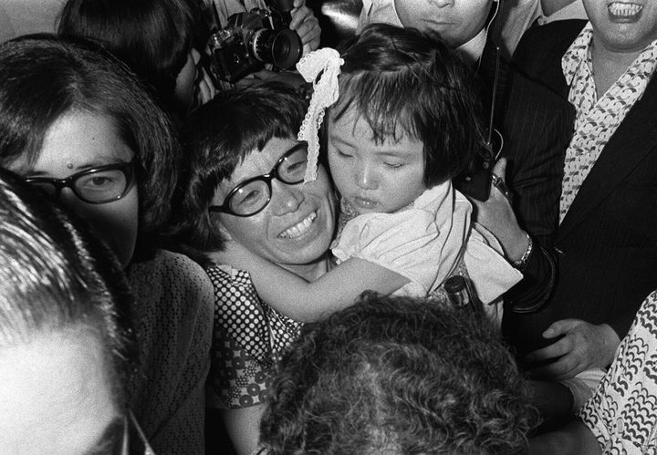 女性として世界で初めてエベレスト（チョモランマ）登頂に成功。帰国し、出迎えの娘・教子ちゃんを抱える田部井淳子さん（中央）（東京・羽田空港）1975年06月08日