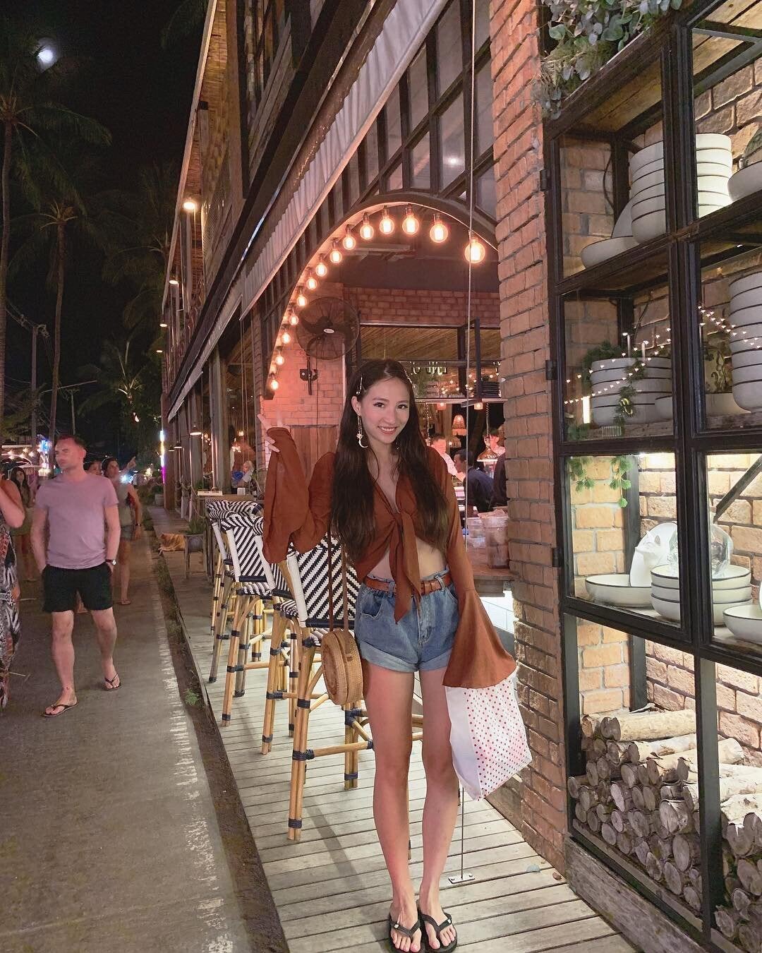 ▲蘇梅島的漁夫村夜市,讓林采緹覺得非常好逛,也買了不少小孩的戰利品。