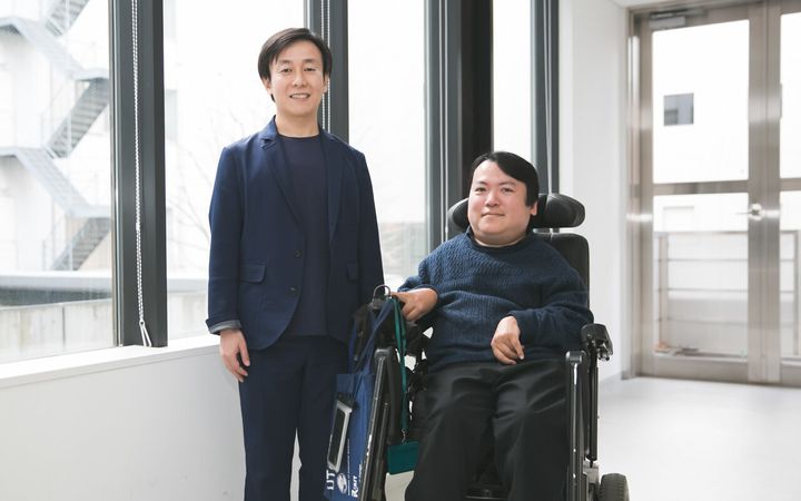 青野慶久さん(左)、熊谷晋一郎さん(右)