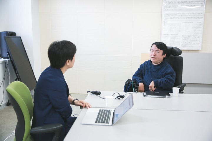 青野慶久さん(左)、熊谷晋一郎さん(右)