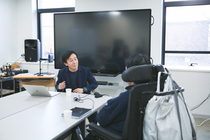 青野慶久さん(左)、熊谷晋一郎さん(右)