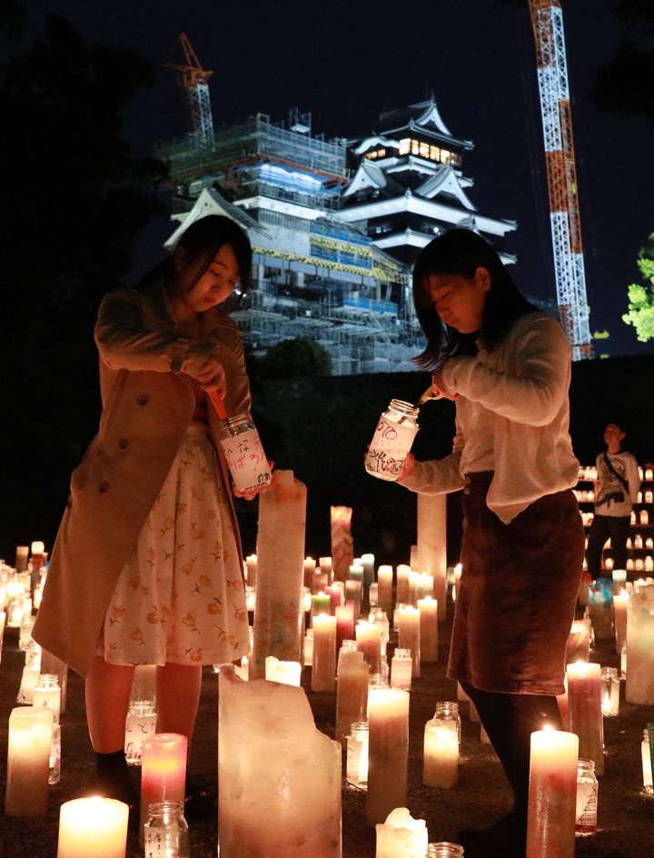 熊本地震の本震発生から3年を迎え、犠牲者を悼んで復興を願うキャンドルナイト「祈りのあかり」が、熊本城内の加藤神社で行われた（2019年4月16日）