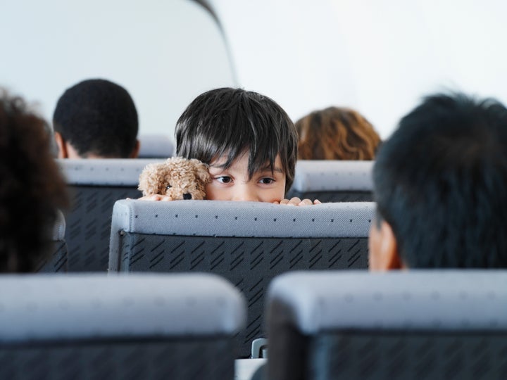 Selon la politique d'Air Canada, les jeunes enfants doivent être assis avec un parent ou un gardien sans frais additionnel.