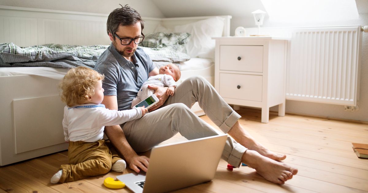 Have you see dad. Молодые родители. Дети играют в семья в интерьере. Комната молодых родителей. Бытовые трудности детей.