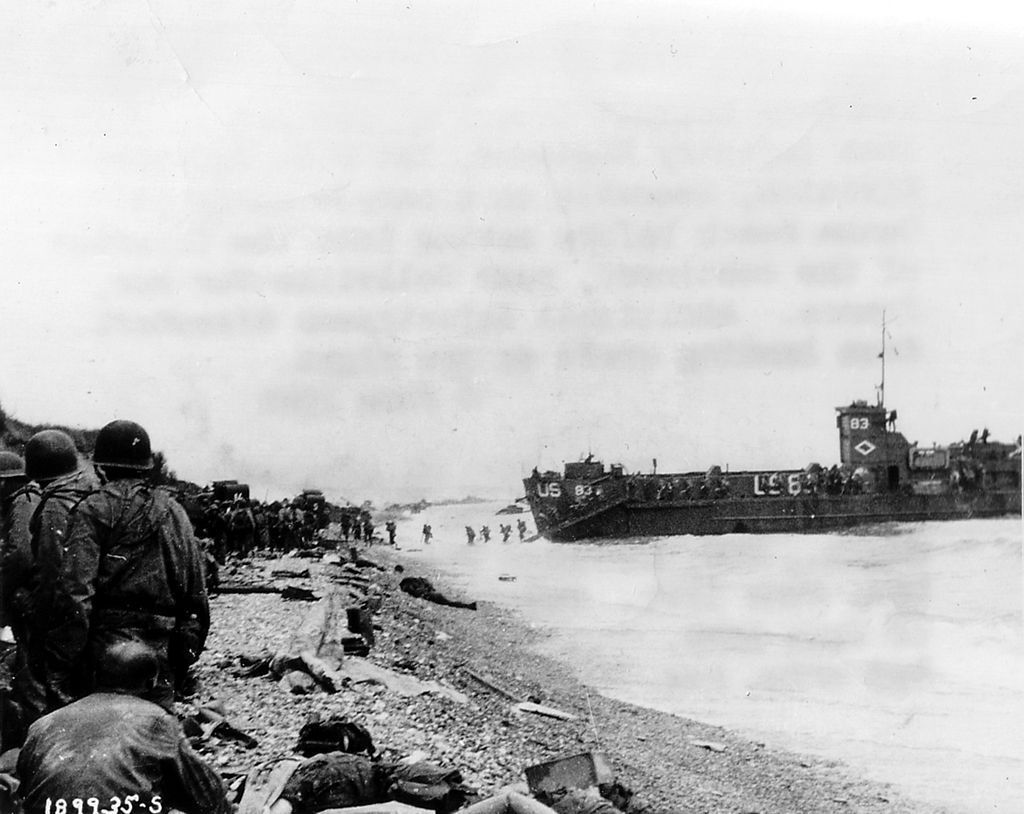 Αμερικανοί στρατιώτες αποβιβάζονται στην Ακτή Ομάχα κατά τη διάρκεια της απόβασης στη Νορμανδία. Σε αυτή την ακτή είχαν τις περισσότερες απώλειες κατά την ημέρα της εισβολής. 