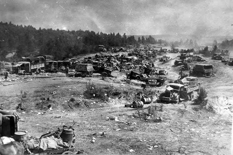  Φάλαγγα κατεστραμμένων γερμανικών οχημάτων κάπου στη Λευκορωσία. Οι γερμανικές απώλειες ήταν τεράστιες κατά την επιχείρηση "Bagration" και η σοβιετική επίθεση ήταν τόσο καλά σχεδιασμένη που δεν άφησε περιθώρια νίκης στις ναζιστικές δυνάμεις.