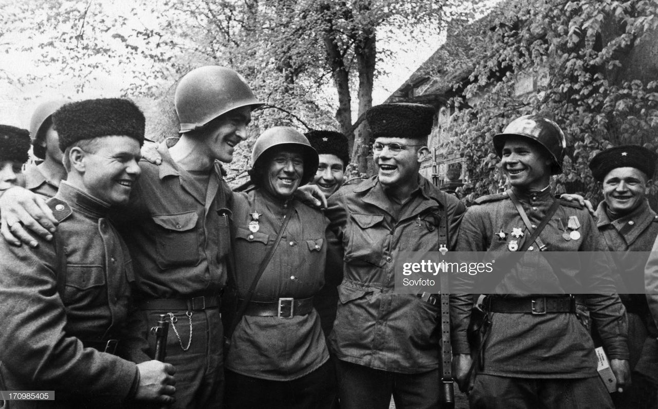 Σοβιετικοί και Αμερικανοί στρατιώτες συναντιούνται στον ποταμό Έλβα. Η χαρά όλων για τη νίκη είναι έκδηλη. Ωστόσο, δεν θα διαρκούσε για πολύ. 