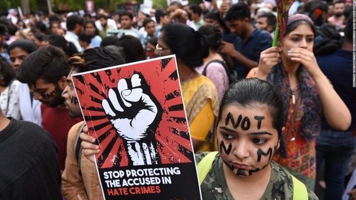 少女が集団レイプされ死亡したことを契機に行われた性的暴行に抗議するデモ活動
