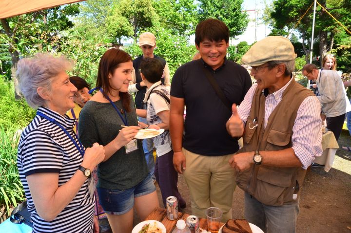 北海道当別町の民家を訪問し、バーベキューを楽しむ北方領土のロシア人住民ら（左の2人）＝2015年8月