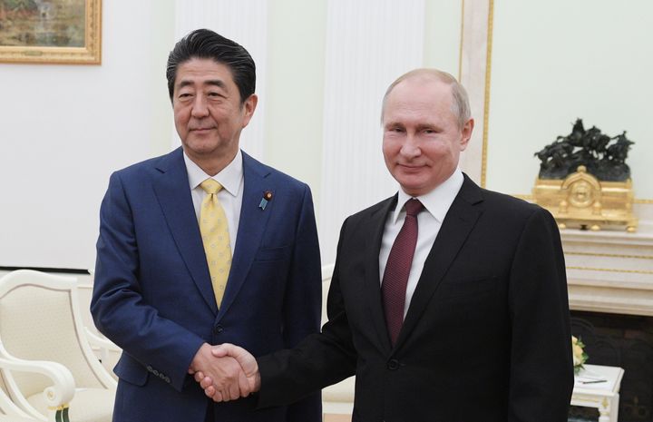 会談に際し、握手する安倍晋三首相（左）とロシアのプーチン大統領＝2019年1月、モスクワ