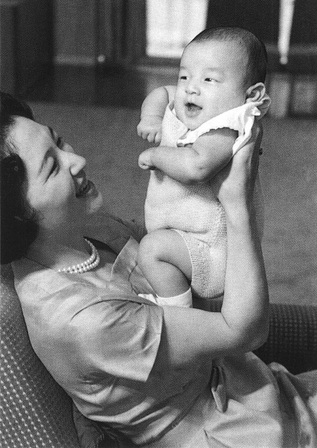 美智子さまに抱かれる生後4カ月目の浩宮さま＝1960年6月、東京都港区・東宮御所