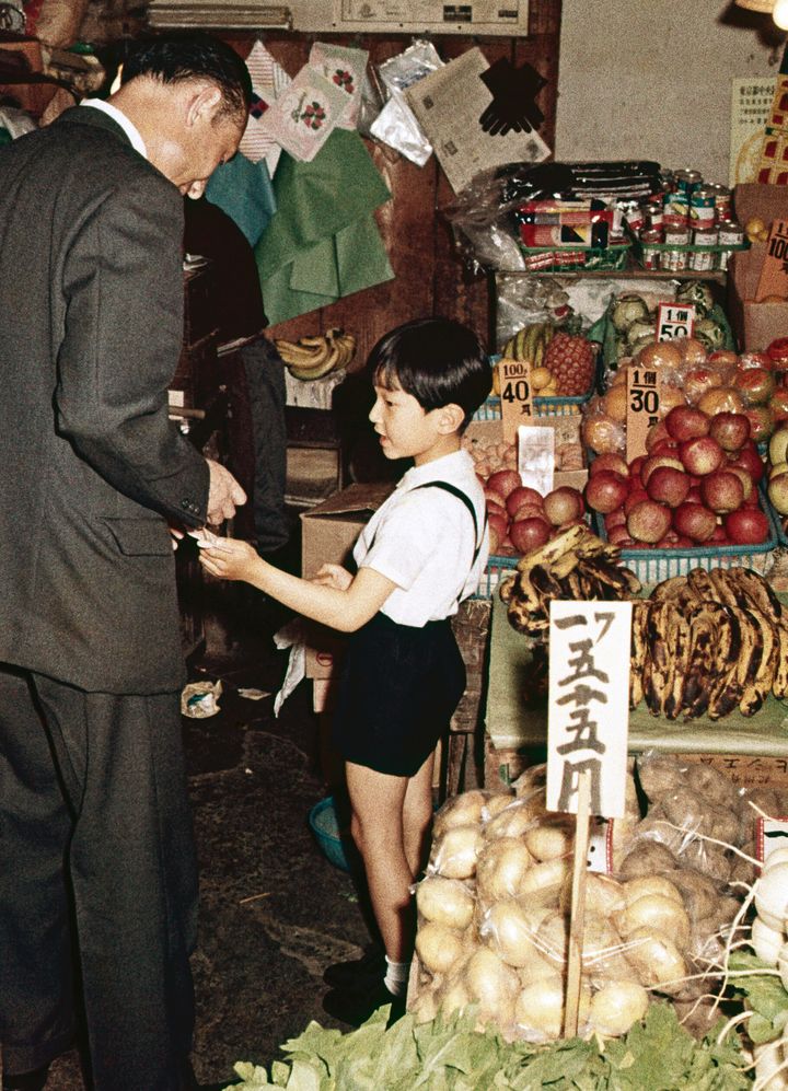 バナナやリンゴを買われる浩宮さま＝1967年5月、東京都港区の赤坂の一ツ木通り商店街（宮内庁撮影）