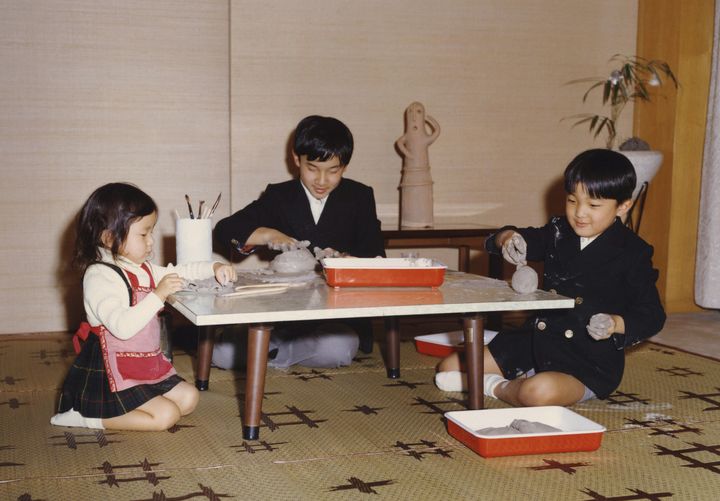 幼い頃、礼宮さま（秋篠宮さま）、紀宮さま（黒田清子さん）と粘土遊びをされる浩宮さま＝1972年11月、東京都港区の東宮御所（宮内庁提供）
