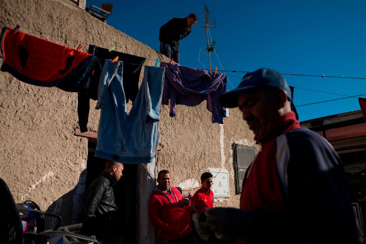 Οι περισσότεροι μετανάστες ζουν ήδη πολλά χρόνια στο Ελ Εχίδο και απασχολούνται ως εργάτες στα θερμοκήπια. Οι συνθήκες διαβίωσης τους όμως είναι άθλιες. 