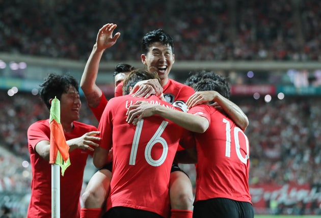 축구대표팀 황의조가 11일 서울 마포구 상암월드컵경기장에서 열린 축구 국가대표팀 평가전 대한민국과 이란의 경기에서 선제골을 넣은 뒤 손흥민 등 선수들의 축하를 받고 있다.